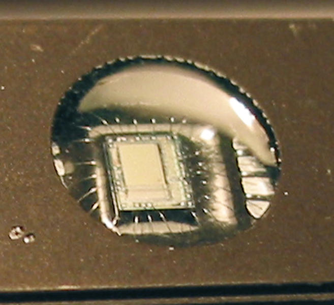 Erasable Programmable Read Only Memory, 40 pins, Benutzungszeit: 1974, Ein EPROM (engl. Abk. für erasable programmable read-only memory, wörtlich: Löschbarer programmierbarer Nur-Lese-Speicher) ist ein nichtflüchtiger elektronischer Speicherbaustein, der vor allem in der Computertechnik eingesetzt wird.

Dieser Bausteintyp ist mit Hilfe spezieller Programmiergeräte (genannt „EPROM-Brenner“) programmierbar. Er lässt sich mittels UV-Licht löschen und danach neu programmieren. Nach etwa 100-200 Löschvorgängen hat das EPROM das Ende seiner Lebensdauer erreicht. Das zur Löschung nötige Quarzglas-Fenster (normales Glas ist nicht UV-durchlässig) macht das Gehäuse relativ teuer. Daher gibt es auch Bauformen ohne Fenster, die nur einmal beschreibbar sind (One Time Programmable, OTP).
Quelle: Wikipedia.de